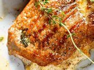 Вкусни печени свински котлети (карета) с кост с розмарин и тъмна бира ...