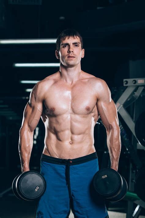 Спорт, фитнес, образ жизни и концепция людей - мышечный парень ...
