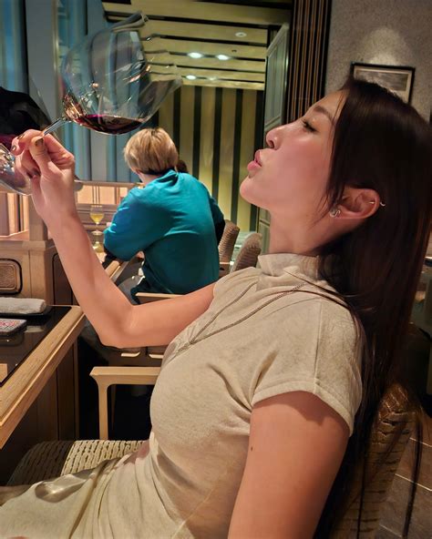 水川スミレMomota emiri | 素晴らしいワインのように、年を重ねるごとに魅力的な女性になりたいものですね🍷 I’d love to