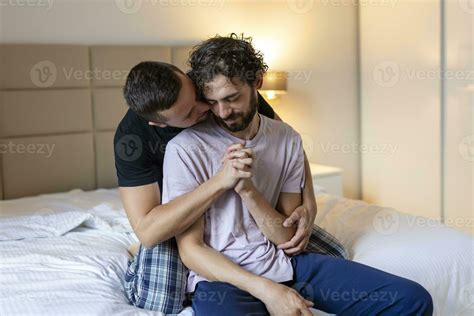 gay Pareja abrazando cada otro con su ojos cerrado. dos joven masculino
