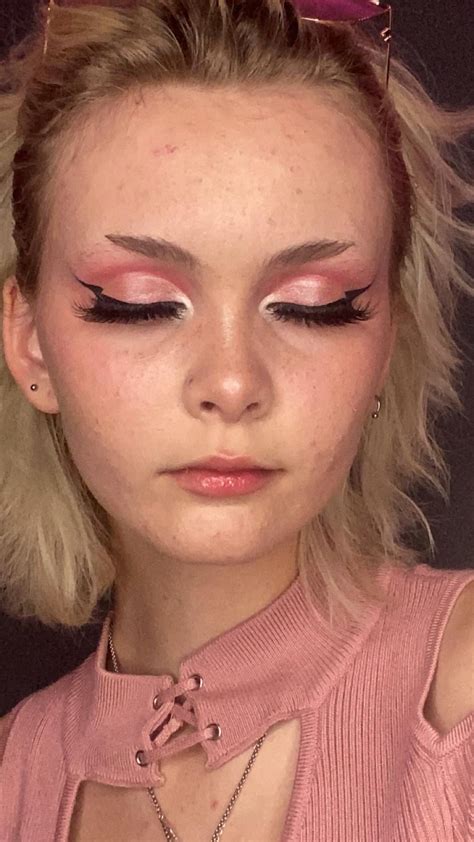 Barbie girl makeup look (makeup tips would help) : r/MakeupAddiction