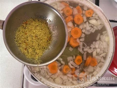Суп на бульоне из свиного рагу с овощами и приправой Магги рецепт ...