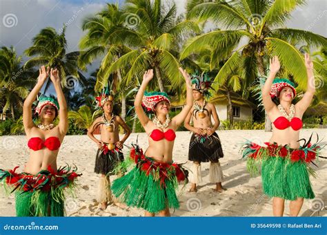 Polynesian Pacific Island Tahitian Dance Group Stock Photo - Image of ...