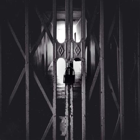 30 Great iPhone Photos That Use Central Composition