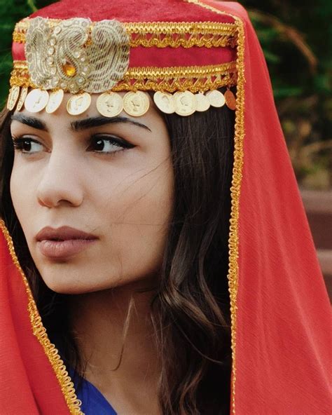 Azeri lady Azerbaijan traditional garment Азербайджанка | Donne ...