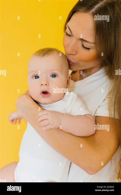 La mamma bacia il figlio immagini e fotografie stock ad alta