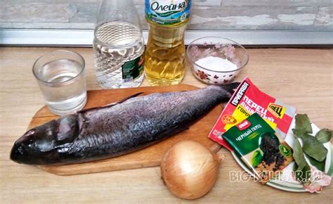 Толстолобик маринованный в масле, с луком и уксусом