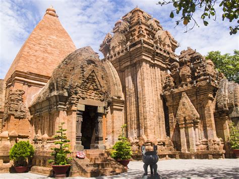 gambar bangunan tengara pariwisata tempat beribadah candi