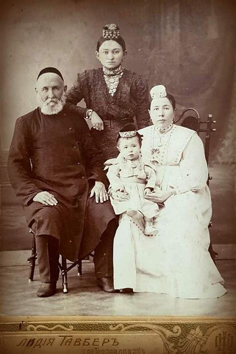 Tatars. Татарская семья нач.ХХв.(Из коллекций Низами Ибраимова) Figures ...