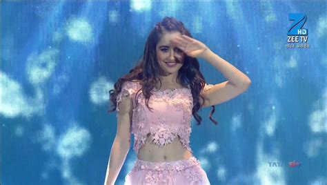 Sanjeeda Sheikh Hot Dance Performance in Gold Awards 2017 - Sexy Celebs ...