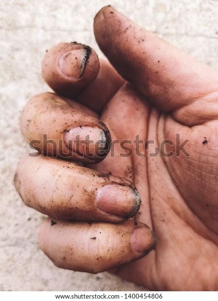 how to clean dirt from under fingernails
