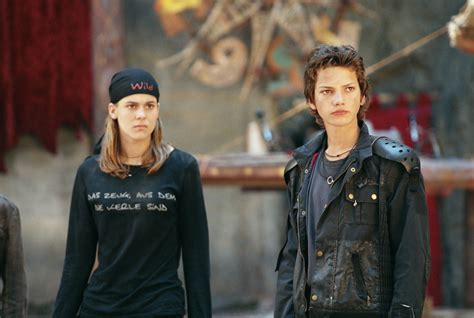 Vanessa and Leon | Converse rojos, Futbol