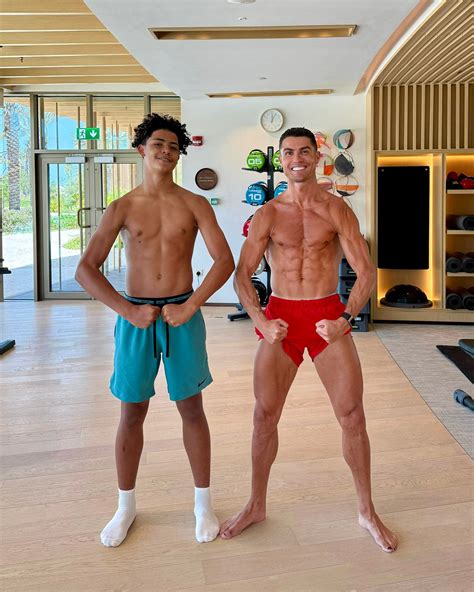(PHOTOS) Cristiano Ronaldo Goes Viral With Vacation Photo Alongside His