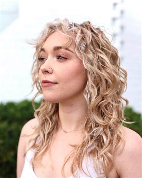 45 Curly Hairstyles That Are As Cute As Can Be (Photos) – Style Done Right