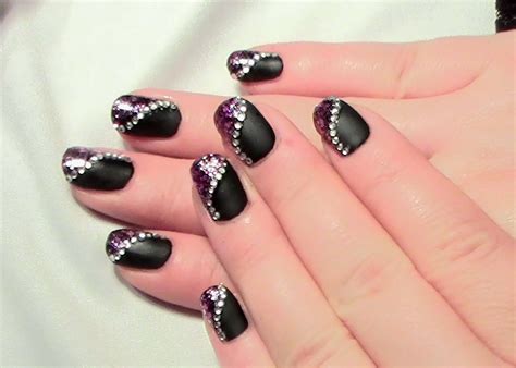 Маникюр под черное платье на короткие ногти (76 фото)