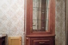 Витрина для гостиной из массива ценных пород дерева на заказ