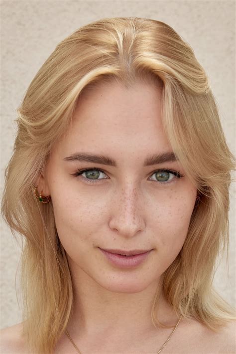 Kelly Collins 角色解析、出演作品、人物照片 - 剧面