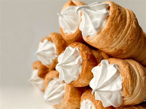 Трубочки из слоёного теста с белковым кремом 🥐 рецепт