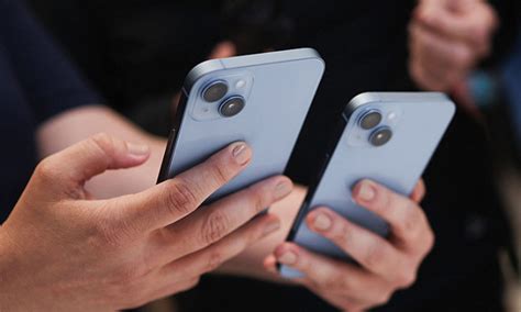 apple set  reveal sleek iphone