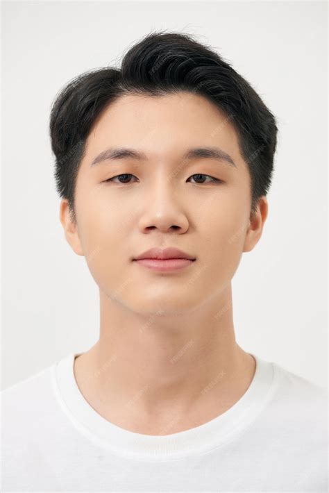 흰색 바탕에 행복 미소 젊은 잘생긴 아시아 남자 얼굴 | 프리미엄 사진