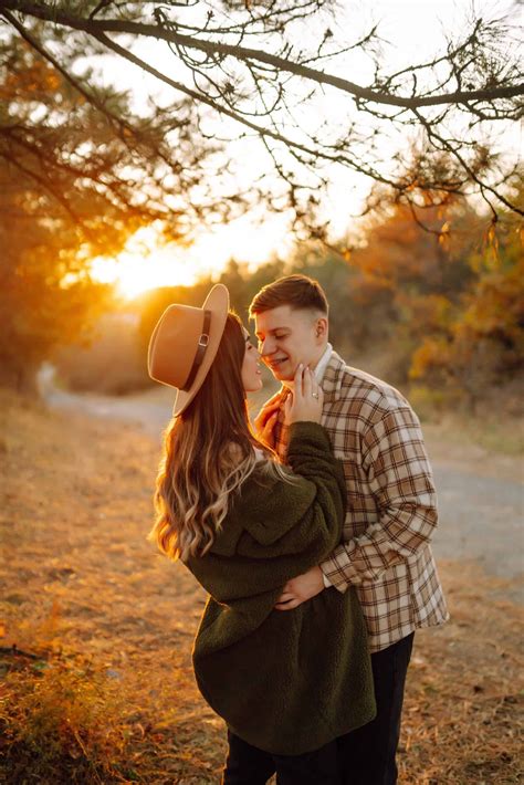 50+ Couples Autumn Photoshoot Ideas (You’ll Fall In Love With!)