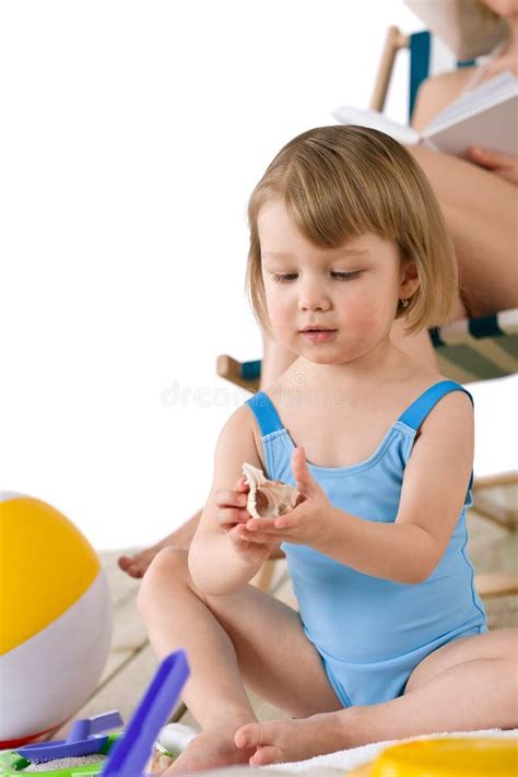 Praia - Matriz Com Brincadeira Com Os Brinquedos Na Areia Imagem de ...