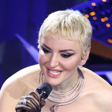 Arisa, foto completamente nuda su Instagram: «Valuto proposte di