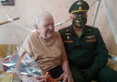 В Сальске военный комиссар поздравил ветерана с Днем Победы и днем ...