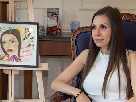 След скандала с еротичните снимки кандидат кметица издава и Аз, грешницата