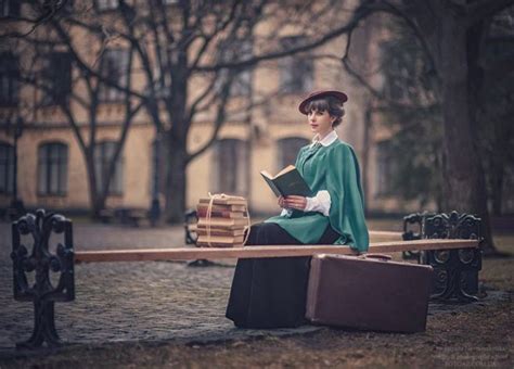 Женщина читает книгу
