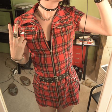 Invited to a party where nobody knows me, should I be the Tame me, or the Real me ? Decide for