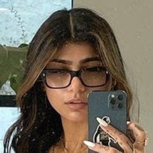 mia khalifa edad familia biografia famous birthdays