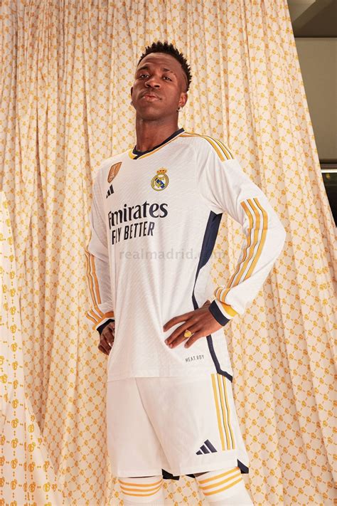 El Real Madrid presenta su nueva camiseta: franjas doradas y detalles
