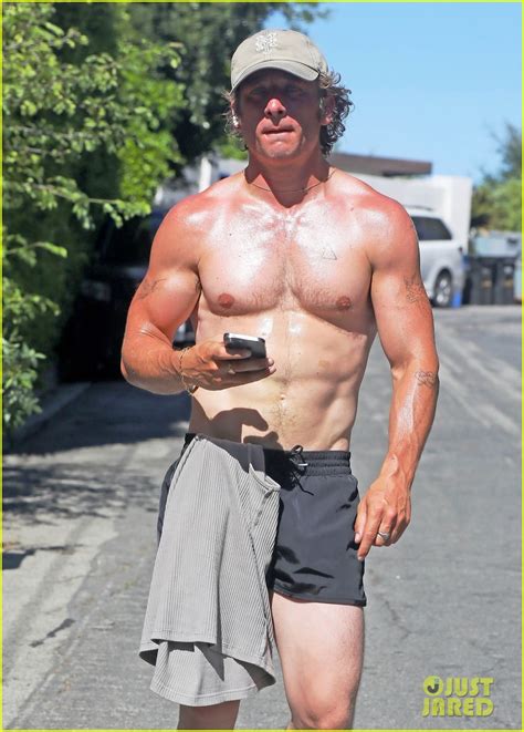 Jeremy Allen White Shows Off His Fit Physique During Shirtless Workout in L.A.: Photo 4957123 ...