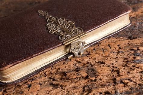 Старая книга с замком стоковое изображение. изображение насчитывающей ...
