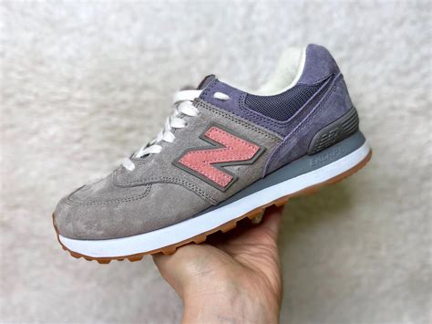 Женские кроссовки New Balance 574 серые с фиолетовым