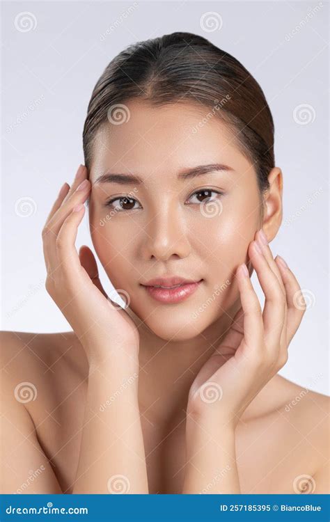 Retrato De Una Jovencita Preciosa Posando Un Gesto De Belleza Con Piel