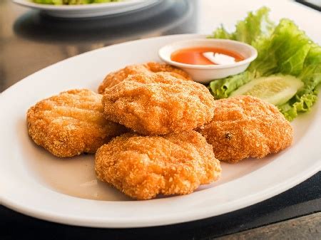 Пържени рибени кюфтета от треска и сварени картофи с бял сос