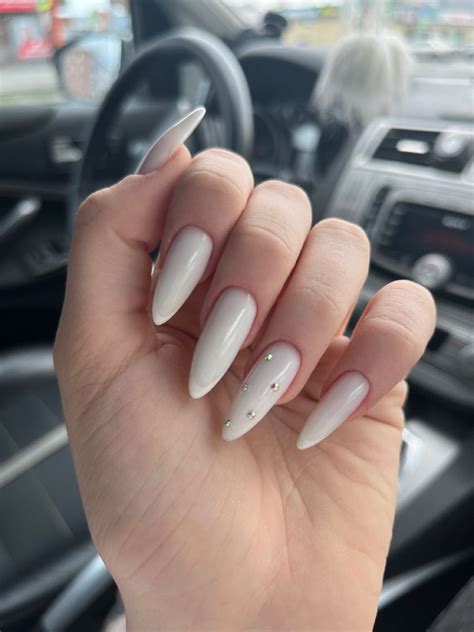 Маникюр белый со стразами | Manicure, Classy acrylic nails, Wow nails