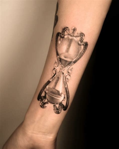 10 AMAZING HOURGLASS TATTOOS & THEIR MEANINGS - UPDATED FOR 2024