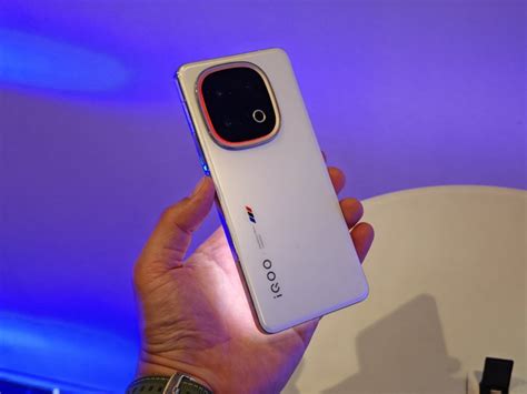 Сколько стоит смартфон IQOO 13: когда новинка поступит в продажу - Hi ...
