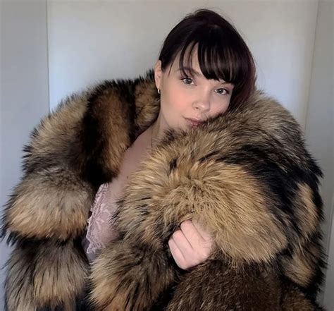 Pin by GVR on Tanuki Fur | Girls fur coat, Fur fashion, Beautiful ...
