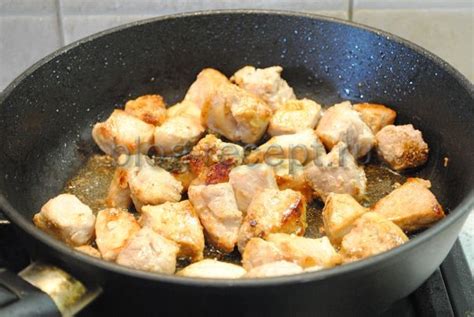 Тушеная картошка со свининой в кастрюле (очень вкусная)