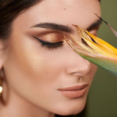 UNVEILING MIDDLE EASTERN BEAUTY TRENDS 2024 | AROOBA'S INSIGHTS ...
