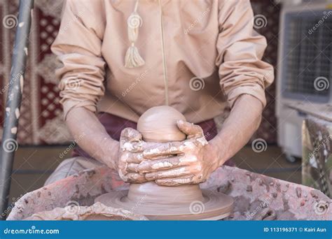 Pottenbakker Die Een Stuk Van Klei Maken in Een Aardewerkstuk Stock ...