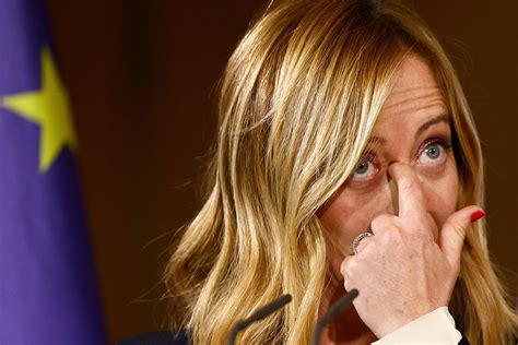Italia zetaren bidetik irten da