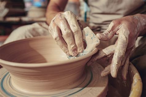 Een pot of vaas van witte klei close-up maken. | Gratis Foto