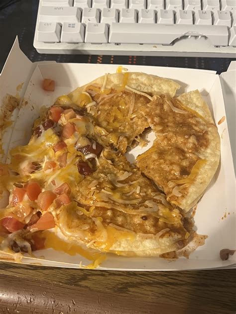 Y’all want some of my Mexican pizza from taco bell? Disgusting food : r