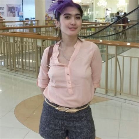 Biografi Revi Mariska Lengkap - BIO & SEJARAH UPDATE