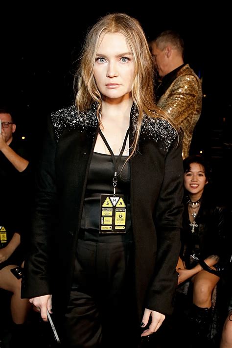 Anna Sorokin aka Anna Delvey, em desfile no terraço - SIC Notícias